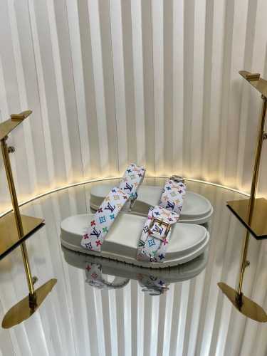 LV 路易威登 春夏新品 最新走秀款厚底凉鞋 香港原版购入一比一开模 今年的款式比去年增加了新原素 显得更为大牌 皮面 老花料 丹宁布印花 内里垫脚全羊皮 原版