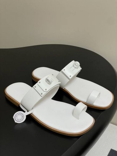 顶级品质 Hermes 爱马仕 July系列大Kelly扣套趾夹脚拖鞋 小牛皮凉鞋，搭配以皮革打造的经典超大Kelly鞋扣。适合夏日穿着，打造时尚造型。 搭配极