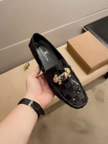 实价，品牌LOUIS VUITTON，原单LV专注高端，官网新款男士豆豆鞋专柜爆款系列 顶级原单品质，真材实料，原单南非进口头层牛漆皮 ， 头层羊皮里，原版御用