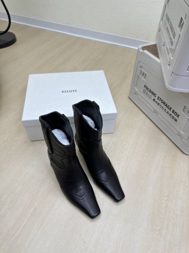 小牛皮 系列 Khaite 猫跟方头系列 短靴 前卫、锋利和无畏的设计，让Khaite近年响亮时尚界。 2016年由设计师Catherine Holstein创