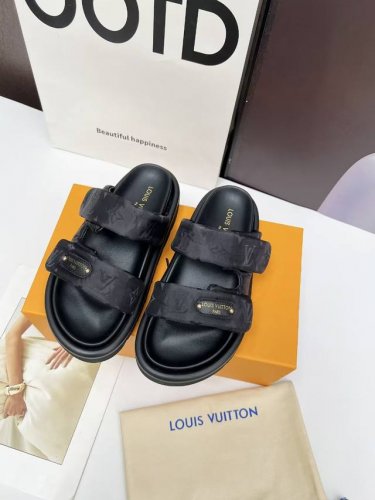 louis Vuitton路易威登春夏新款拖鞋火爆上市，1:1高级定制，秒杀一切仿品，原版开模Logo装饰，既时尚又美观，面料:进口压花丝绸面料，内里羊皮，精美