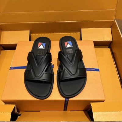 L家 顶级 Size:39-44 38.45.46定制 本款路易威登 25年男士Lv Oasis拖鞋 全新外网色系：正品包装： 取材 Monogram 精典老花