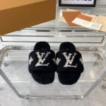 p直销 女鞋 女装 Lv新款毛毛拖鞋 顶级版本 皮毛一体羔羊毛打造 纯水晶手工缝制 时尚低调奢华 仙女必备单品 原版开模防滑橡胶大底 Size:35-40