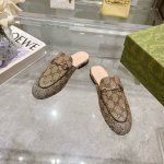 1803-1 杏G钻 35-41 作为Gucci设计传承的杰出代表，Jordaan系列饰马衔扣乐福鞋生动彰显经典优雅格调。这款鞋履采用品牌标志性字母图案帆布，成