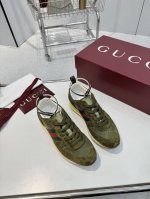 工厂p价 2025动感单品轻盈且灵活的外底经过特殊处理洋溢着浓郁的复古风情可拆卸可调节踝部绑带 鞋舌饰以高频压花工艺打造的3D立体Gucci字样标识织物衬里舒适