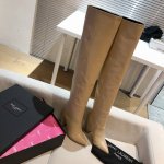 Saint Laurent 圣罗兰 YSL全羊京高跟长筒靴。上脚自然褶皱很好的修饰脚型，搭配高跟秒变大长腿。 鞋面：进口羊京皮 非市面弹力绒 内里 垫脚：进口羊
