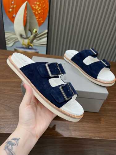 BrunelloCucinelli 。B C情侣款男女增高鞋上新款了。面料：进口牛绒。内里进口牛绒，原版扣，纯铜珠链，上脚美观大方，百分百原版开发。原版包装，男
