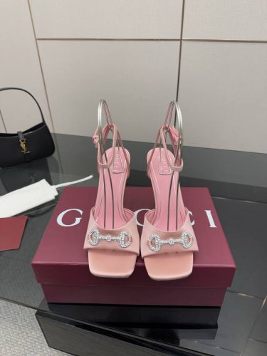 gucci 25S春夏新品水钻糖果色 后带凉鞋高跟 g家在体现高级感这块 总让人大写的服气 看起来蛮简单的款式 但上脚就莫名很高阶 非常性感 让你轻松搭配尽显各