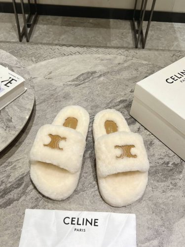 Celine 塞琳 24 春夏新品羊毛拖鞋 这一季的赛琳又让我重新爱了它一次！ 这季节美鞋太多这款毛拖 真的是让我无法自拔真太可爱了～ 毛茸茸的羊毛是选用欧洲进