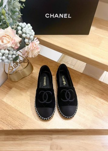 chanel香奈儿 25Ss 新款早春双C拼色 麂皮小牛皮 渔夫鞋 原版开发，正品工艺，手工折边后缝合，纯手工缝马克线，鞋正中间的双C Logo点缀恰到好处，简