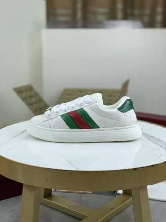 出厂价 顶级版本 GUCCI 最新款 古驰 Gucci Ace系列饰织带情侣运动鞋！材料均为高端材料定制，超级好看，，请各位看清细节认准品质，独家开模高端大底， - 点击图像关闭