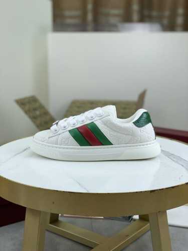 出厂价 顶级版本 GUCCI 最新款 古驰 Gucci Ace系列饰织带情侣运动鞋！材料均为高端材料定制，超级好看，，请各位看清细节认准品质，独家开模高端大底，
