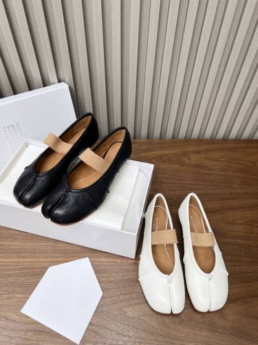 褶皱款一字带单鞋Maisonmargiela 马丁 马吉拉 分趾单鞋. 面料采用植柔羊皮 内里垫脚牛皮 颜色 黑色 白色 码数 35-40. 34 41 42可