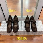 Carel 法式经典复古玛丽珍鞋 来自法国的一款小众品牌 小方头 超粗鞋跟 上脚特别舒适 特别好搭配 材质 鞋面头层牛漆皮 羊皮内里及垫脚 真皮大底 有4Cm