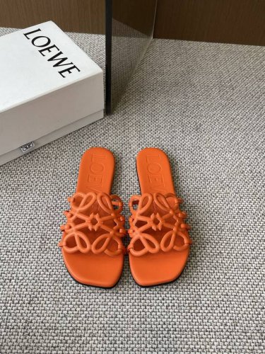 Loewe 罗意威 25Ss 春夏新品拖鞋 简约设计感觉更干净优雅 让你念念不忘 颜色也很耐看 上脚瞬间气质十足气场 简直帅气有型 鞋面采用牛皮印花 内里羊皮垫