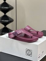 女 男 p Loewe Ss24 New Arrival l家24春夏水台拖鞋 鞋底造型很别致呀 舒适度漏眼可见 小牛皮鞋面 包裹水台的也是同种牛皮 非常舒适养