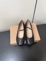 gianvitorossi 吉安维托罗西经典 复古绝美玛丽珍鞋 经典复古 少女心爆炸搭配小裙子 牛仔裤 秒变复古甜美约会 通勤 轻松Hold住全场！ 面料采用原