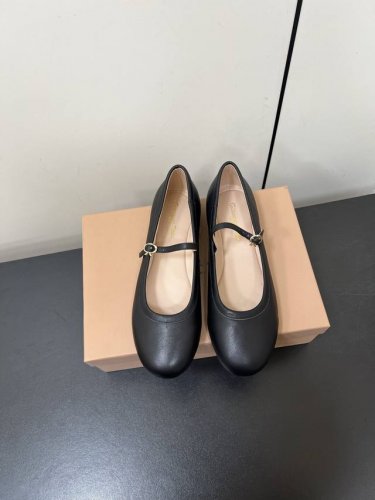 gianvitorossi 吉安维托罗西经典 复古绝美玛丽珍鞋 经典复古 少女心爆炸搭配小裙子 牛仔裤 秒变复古甜美约会 通勤 轻松Hold住全场！ 面料采用原