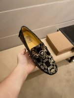 品牌范思哲，官方旗舰店正品新款，鞋面原版漆牛皮+性感美灶莎头像，男士的最爱，舒适透气羊里 拒绝掉色 ，原版进口耐磨橡胶底，精致优雅男士心备佳品，采用精湛工艺，鞋