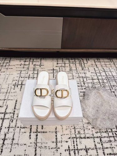 代购级 Dior 迪奥 25Ss 春夏新款 凉鞋 经典L设计可谓是这两年主打系列 无论包包鞋子还是是衣服都非常的热门 专柜同步 发货包装 原版定制 各方面细节非
