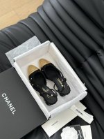 Chanel 经典Slingback后空凉鞋 前几年一直在做这个款 今年我们还是重新购版，再次精细Copy。 发现新版面的鞋面线条和形体舒适度都做了微调！ 这个