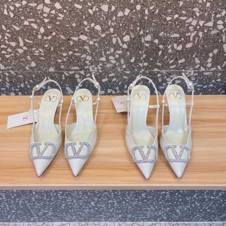 Valentin* 华伦大V扣凉鞋，专柜最新系列 最高版本 V家这次出的水钻系列可以说是非常火爆了 抛弃了一贯的铆钉元素 化繁为简 更加精致耐看按正品1：1复制 - 点击图像关闭