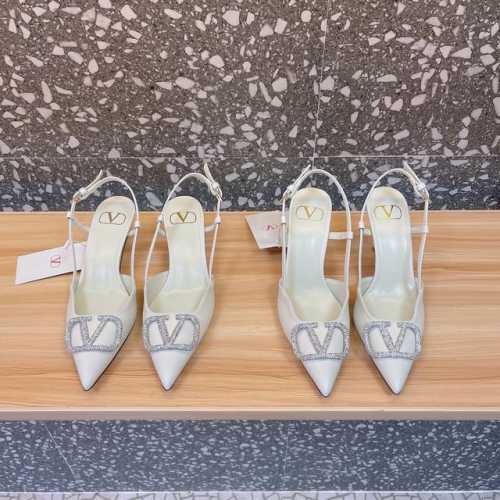 Valentin* 华伦大V扣凉鞋，专柜最新系列 最高版本 V家这次出的水钻系列可以说是非常火爆了 抛弃了一贯的铆钉元素 化繁为简 更加精致耐看按正品1：1复制