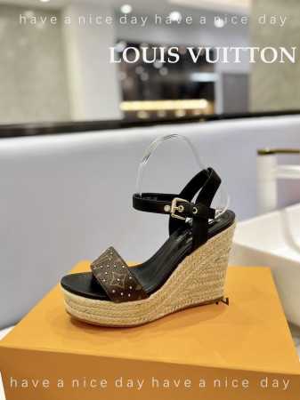 价格 Louis Vuitton 2024 走秀 款厚底凉鞋 香港原版购入一比一开模 今年的款式比去年增加了老花原素 显得更为大牌 老花元素面款 内里垫脚全羊皮 - 点击图像关闭