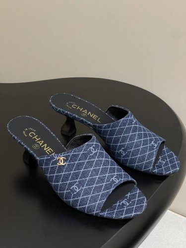 chanel 2026早春度假系列爆品小香双C扣鱼嘴蜜儿高跟拖鞋小矮跟凉拖鞋 简约时尚 整体采用穆勒鞋款式 这种鞋型没有鞋带或复杂的固定结构 穿脱方便 同时展现