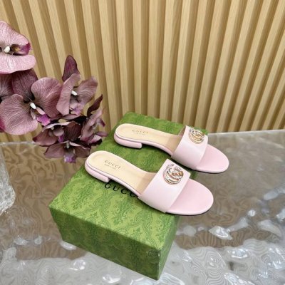 2025早春GUCCI 双G钻扣平底拖鞋 作为Gucci设计传承的杰出代表，Jordaan系列饰马衔扣乐福鞋生动彰显经典优雅格调。这款鞋履采用品牌标志性字母图案