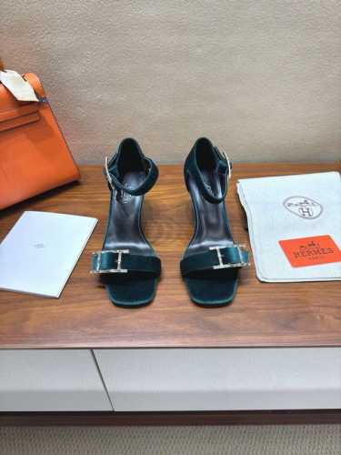 Hermes 爱马仕经典H高跟凉鞋系列时尚经典又百搭 超级舒服 历时半年拆卸原版开发 匠心精神 每个细节都做到极致 设计简约流畅 打造时尚经典柔美造型 材质: