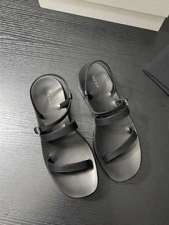The Row凉鞋这双The Row凉鞋，米白细带搭黑色鞋底，简约又高级。搭扣设计精致，厚底舒适还显腿长，轻松拿捏时髦感。鞋面牛皮 内里牛皮 真皮大底 35-3 - 点击图像关闭