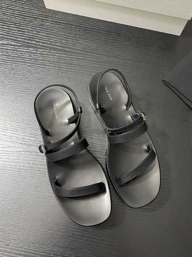 The Row凉鞋这双The Row凉鞋，米白细带搭黑色鞋底，简约又高级。搭扣设计精致，厚底舒适还显腿长，轻松拿捏时髦感。鞋面牛皮 内里牛皮 真皮大底 35-3