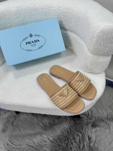 出厂： prada 普拉达 春夏新款 编织平底拖鞋 一字拖 沙滩鞋 凉拖 酒椰纤维编织，标志性金属三角标搭配古沙滩凉鞋造型，每一个设计元素都踩在时髦点上！ 码数