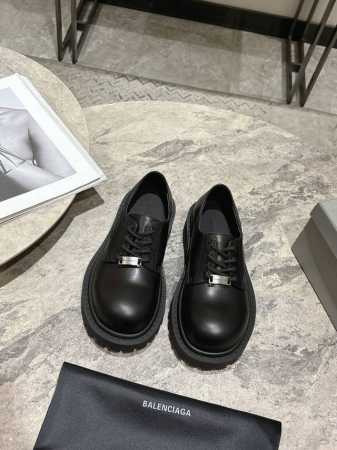 BALENCIAGA 巴黎世家 新款 Stomper Derby 大头德比鞋这双鞋简直是今年潮流圈的黑马，夸张的大头设计，让人一眼就爱上！第一眼看到它，就被那双 - 点击图像关闭