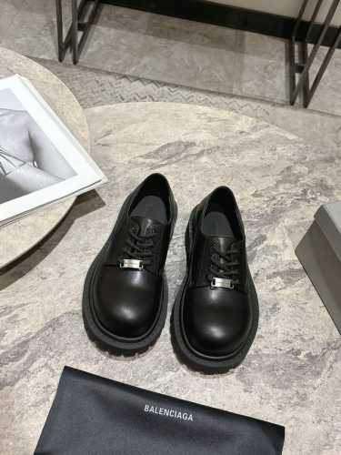 BALENCIAGA 巴黎世家 新款 Stomper Derby 大头德比鞋这双鞋简直是今年潮流圈的黑马，夸张的大头设计，让人一眼就爱上！第一眼看到它，就被那双