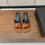 versace 金属跟拖鞋。很浓郁的意式风格。鞋面漆皮，羊皮内里及垫脚。真皮大底。码数：35-41 40、41定制不退换 批：