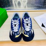 高端版本 原版1:1情侣款 男款加新款上架Bv Orbit运动鞋 王一博同款 情侣款老爹Runner运动鞋，采用轻质科技网布面料。搭配几何图案设计橡胶外底。大底