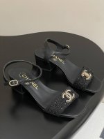 小香Chanel25p一字带大双C扣粗跟凉鞋珐琅水钻凉鞋 双C扣粗跟凉鞋 这款条带经典设计 不平凡的双C拥入了多种配色元素 多元化混搭非常好看百搭 上脚非常轻巧
