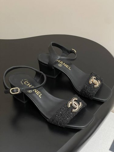 小香Chanel25p一字带大双C扣粗跟凉鞋珐琅水钻凉鞋 双C扣粗跟凉鞋 这款条带经典设计 不平凡的双C拥入了多种配色元素 多元化混搭非常好看百搭 上脚非常轻巧