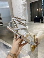 工厂p价p 顶级高端版本 valentino华伦天奴铆钉经典凉鞋 鞋面混种羊皮 内里垫脚混种羊皮 意大利黄牛皮大底纹路清晰与专柜一致 码数35-39 40.41