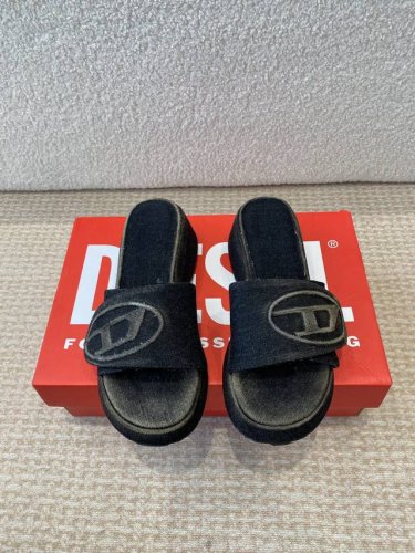 Diesel 25Ss 春夏最新款水洗牛仔布厚底 拖鞋 超多网红时尚博主种草 夏季必备款 这季颠覆了传统的设计 打造了一场叛逆又充满趣味的大秀 经典鞋型勾勒性感