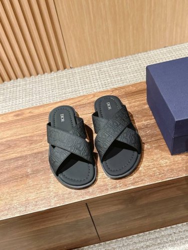 是一款悠闲而精致的作品 该风格采用米色和黑色Dior Oblique提花制成 展示了简单便捷设计 这款凉鞋由黑色皮革和Tpu橡胶鞋底组成 提供最佳舒适度 并由D