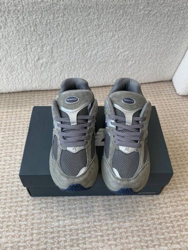 New Balance 2002R NB 2002男女休闲慢跑鞋 ML2002RA 鞋底真硅胶材质必备的时髦单品之一，最新出的2002R系列，这款延续了经典科技