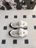 顶级版本 代购级别MM6 x SALOMON 联名款半拖鬼才设计师品牌，一个轻奢品牌上脚很百搭哦，也很随脚舒适，这一款德国训练鞋延续了经典的T形真皮拼接设计，经