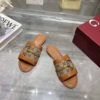 8023-1 棕G 35-43 这款女士凉拖搭配饰经典马衔扣细节金色调配件，尽显别样魅力。采用精致皮革打造，设计融合传统灵感与现代百搭风格，优雅点缀暖季造型。