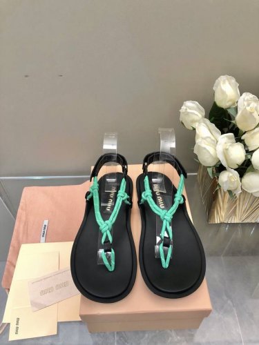 2025- Miumiu*缪缪 25春夏大热走秀款 走秀款出现在各大时装杂志封面 各路明星、小红书博主着用～全新复古上脚尤为惊艳到你的一款闭眼入都是不会后悔 搭