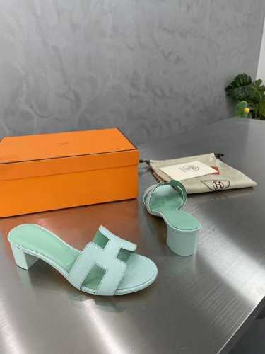 爱马仕 HerméS 经典 工 字拖 高品 方跟 款式经典 简约 此款主要对比的就是工艺 品质 爱马仕 HerméS 夏天开始不一样的夏天生活 爱马仕Hermé