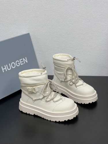 HUOGEN 霍跟羊毛雪地靴是穿梭于都市间的时尚密语，简约中蕴藏无限可能，经久耐穿的奢华质感，与轻快明亮的色彩相融合，让你轻松掌握时尚密码，厚厚羊毛内里蓬松舒暖