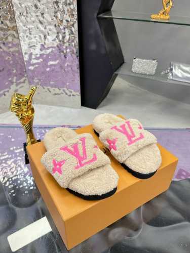 工厂直批： 飞机盒5 Louis vuitton 2024新款羊毛拖鞋细柔软羊毛 頂级品质纯皮毛一体直毛打造！超温暖的感觉，穿上仿佛踩在云朵上LV经典老花装饰，